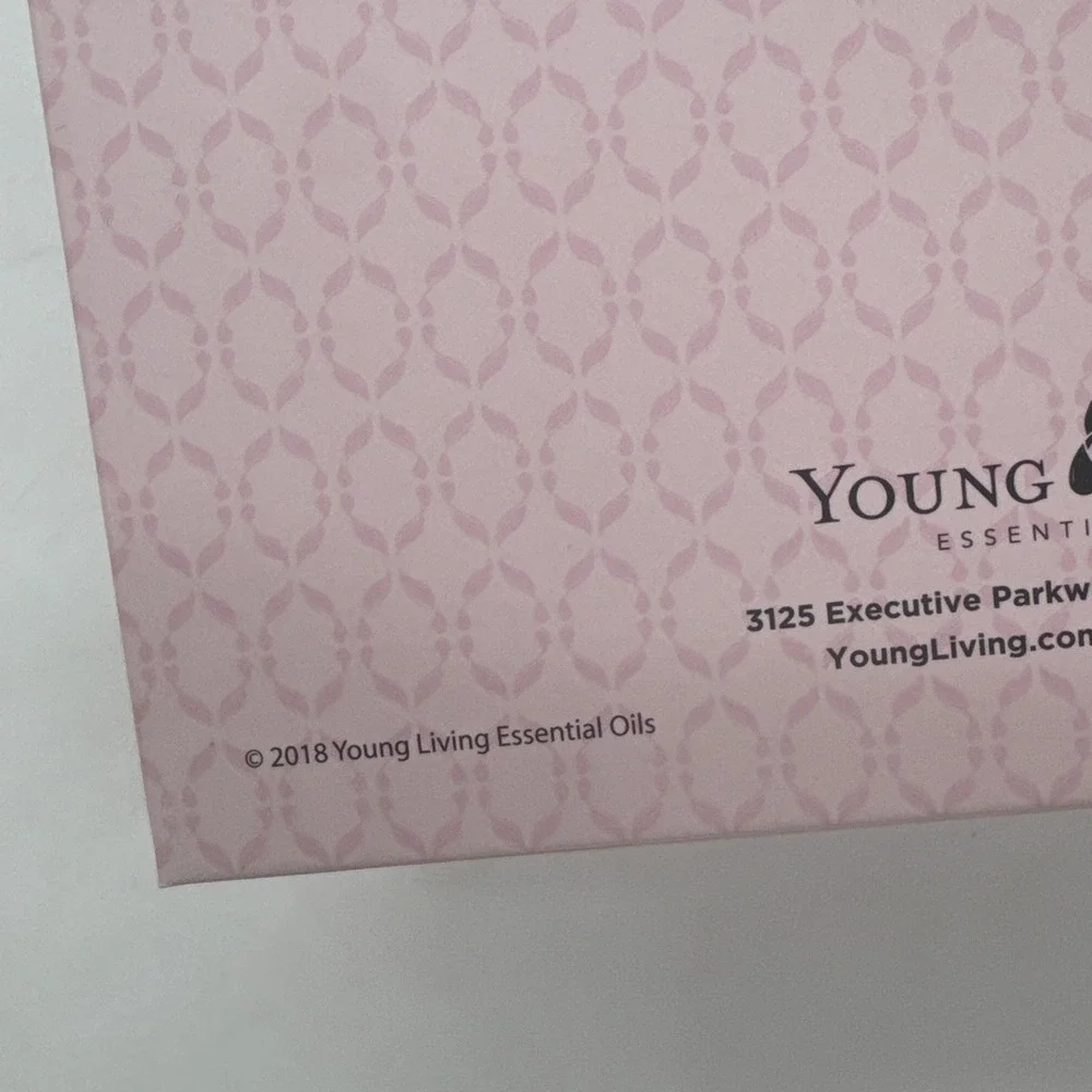 YOUNG LIVING ESSENTIAL OILS Beauty School BEAUTY ESSENTIALS 2018 Book w/ Sleeve